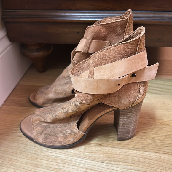 Free People Booties Peep Toe Ankle Wrap Tan Leather Diamond Etched Size 39 NEW - Picture 5 of 10
